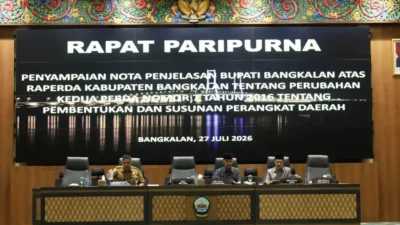 Sekda Bangkalan Ismet Effendi menghadiri Rapat Paripurna DPRD membahas Raperda Perizinan Berusaha dan perubahan perangkat daerah.