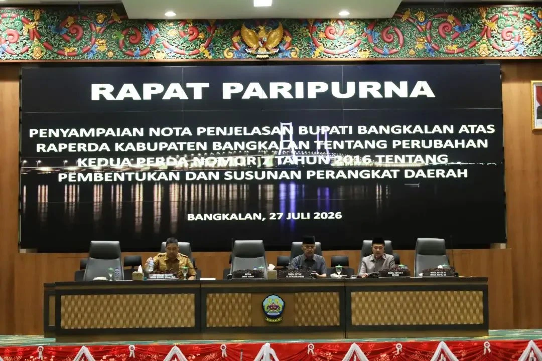 Sekda Bangkalan Ismet Effendi menghadiri Rapat Paripurna DPRD membahas Raperda Perizinan Berusaha dan perubahan perangkat daerah.