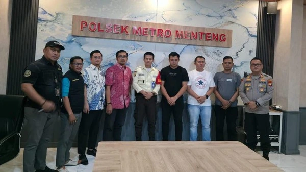 Petugas memeriksa Toyota Alphard yang menerobos lampu merah di Bundaran HI dan menggunakan pelat nomor tidak sesuai