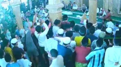 Prosesi sumpah pocong di Masjid Miftahul Ulum Desa Lenteng Timur Sumenep
