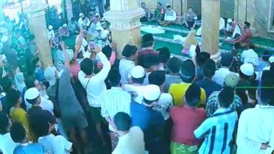 Prosesi sumpah pocong di Masjid Miftahul Ulum Desa Lenteng Timur Sumenep
