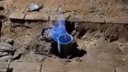 Sumur bor di Desa Ponteh, Pamekasan, mengeluarkan gas yang memunculkan api setelah pengeboran mencapai kedalaman 80 meter