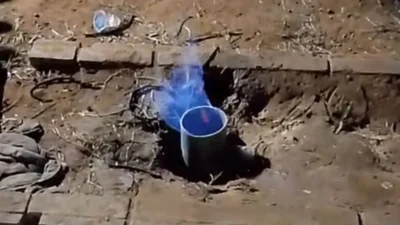 Sumur bor di Desa Ponteh, Pamekasan, mengeluarkan gas yang memunculkan api setelah pengeboran mencapai kedalaman 80 meter