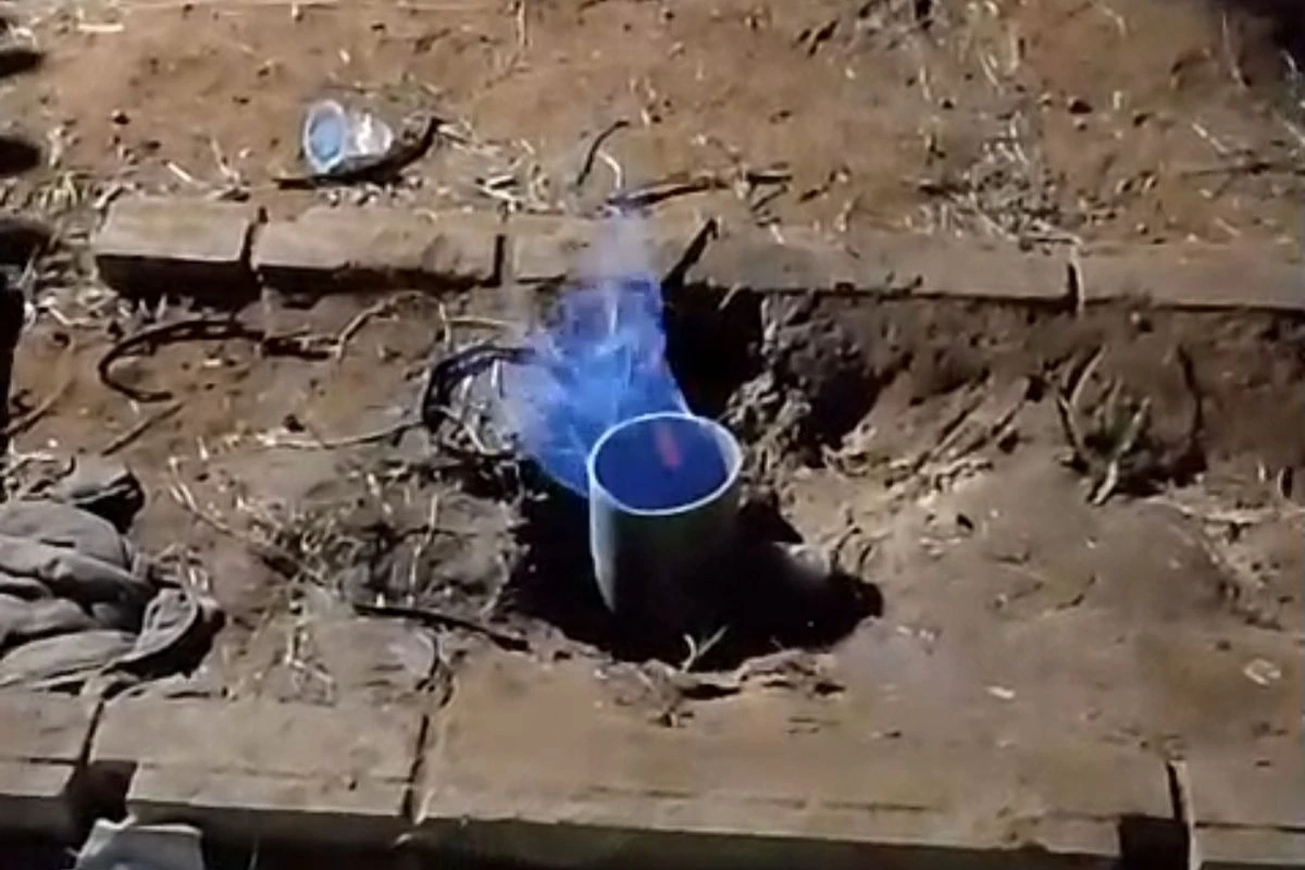 Sumur bor di Desa Ponteh, Pamekasan, mengeluarkan gas yang memunculkan api setelah pengeboran mencapai kedalaman 80 meter