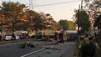 Truk trailer menabrak dua truk, sepeda motor, dan rumah di Gempol, Pasuruan, hingga menimbulkan korban jiwa.
