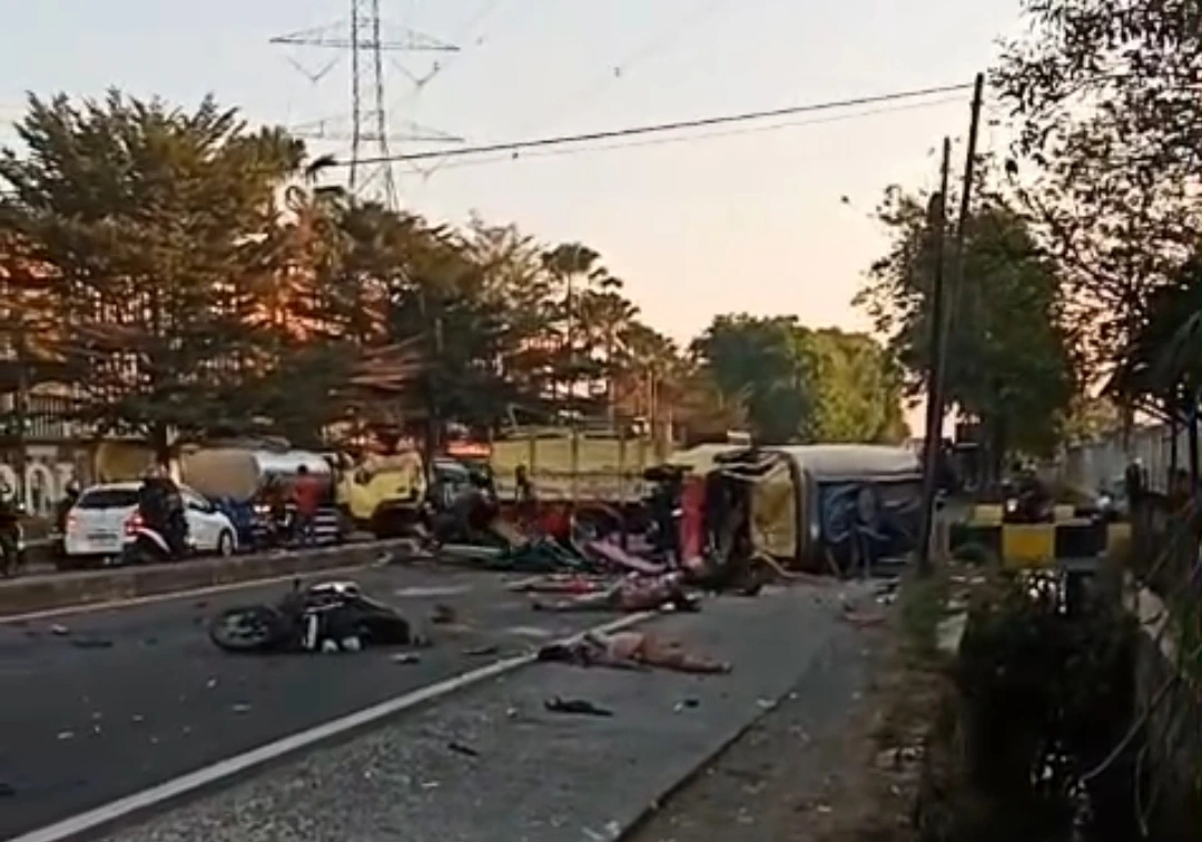Truk trailer menabrak dua truk, sepeda motor, dan rumah di Gempol, Pasuruan, hingga menimbulkan korban jiwa.