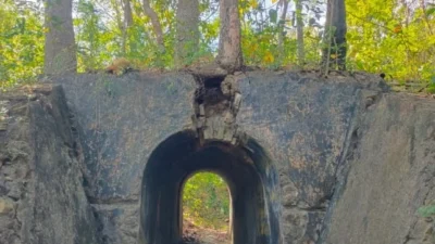 Viaduk kolonial peninggalan jalur kereta api di Desa Karduluk Sumenep.
