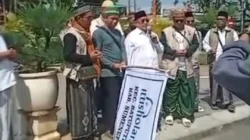 KH Imam Hasyim melepas jamaah Ittisholana Kabupaten Sumenep menuju Haul Masyayikh se-Nusantara di Situbondo