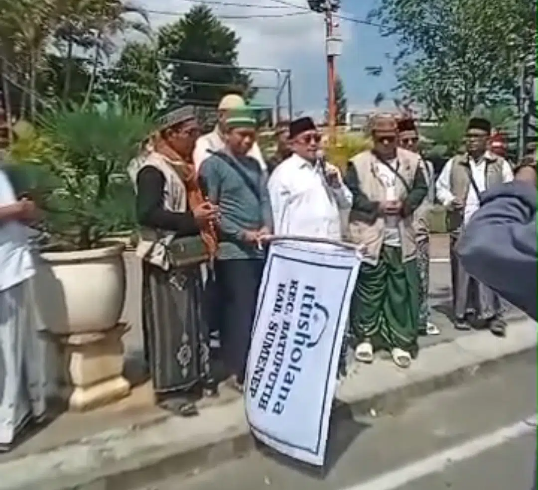 KH Imam Hasyim melepas jamaah Ittisholana Kabupaten Sumenep menuju Haul Masyayikh se-Nusantara di Situbondo