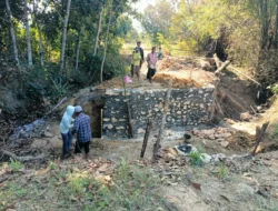 Warga Antusias Gotong Royong Bangun Jembatan KBSB TNI AD di Desa Tambak Sari Rubaru