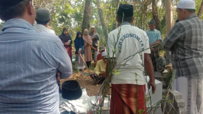 Tradisi kifayah yang diikuti masyarakat Desa Lembung Barat, Kecamatan Lenteng, Kabupaten Sumenep, sebagai bentuk gotong royong dan pelestarian budaya.