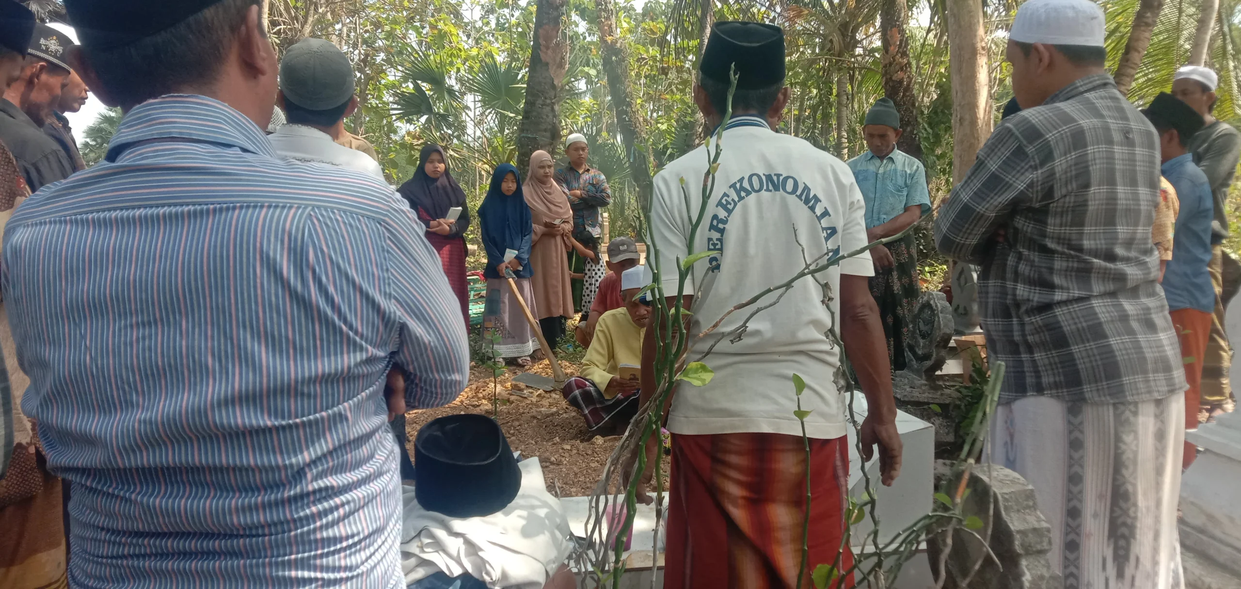 Tradisi kifayah yang diikuti masyarakat Desa Lembung Barat, Kecamatan Lenteng, Kabupaten Sumenep, sebagai bentuk gotong royong dan pelestarian budaya.