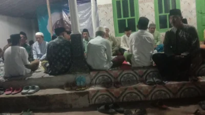 Masyarakat Desa Lembung Barat Kecamatan Lenteng mengikuti tradisi tahlilan bersama di rumah keluarga kifayah
