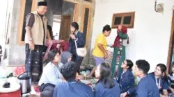 Warga Situbondo membuat nasi gulung secara gotong royong untuk jemaah Haul Masyayikh Nusantara