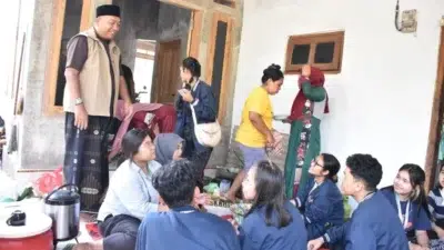 Warga Situbondo membuat nasi gulung secara gotong royong untuk jemaah Haul Masyayikh Nusantara