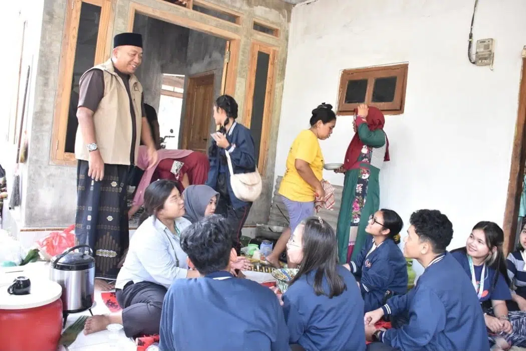 Warga Situbondo membuat nasi gulung secara gotong royong untuk jemaah Haul Masyayikh Nusantara