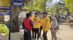 Pengunjung menikmati panorama Wisata Bukit Tinggi di Desa Daramista Kecamatan Lenteng Kabupaten Sumenep