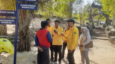 Pengunjung menikmati panorama Wisata Bukit Tinggi di Desa Daramista Kecamatan Lenteng Kabupaten Sumenep