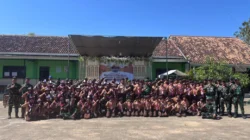 Prajurit Yonif TP 931 KJ membina santri pada Kemah HIMMAH ke-51 di Ponpes Al-Islamiyah Pakondang Sumenep