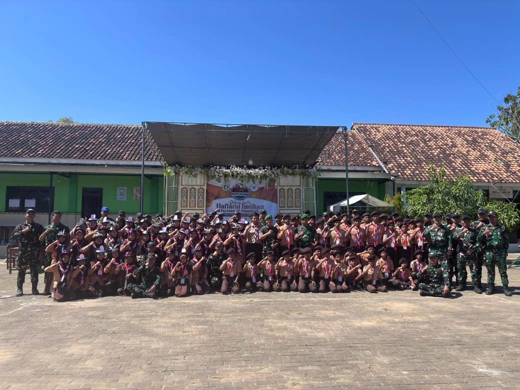 Prajurit Yonif TP 931 KJ membina santri pada Kemah HIMMAH ke-51 di Ponpes Al-Islamiyah Pakondang Sumenep