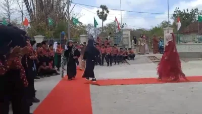 Lomba fashion show pembukaan HUT ke-81 RI KKMI Giligenting