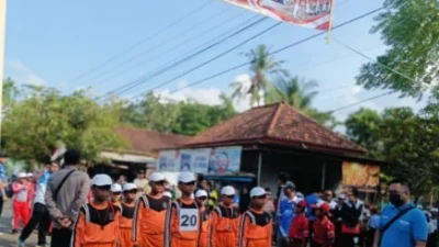 Lomba gerak jalan HUT ke-81 RI diikuti 44 regu SD di Dungkek Sumenep