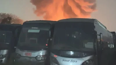 50 bus PO Sinar Jaya terbakar di kawasan industri MM2100 Bekasi