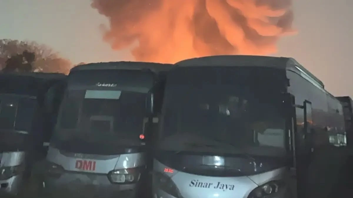 50 bus PO Sinar Jaya terbakar di kawasan industri MM2100 Bekasi