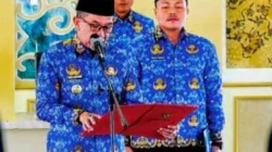 Bupati Pamekasan Kholilurrahman memimpin sumpah 64 CPNS menjadi PNS