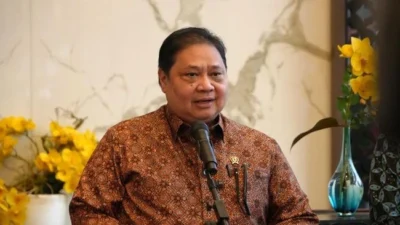 Airlangga Hartarto menjelaskan pengambilalihan utang Whoosh oleh Kementerian Keuangan