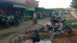 Pedagang Pasar Lenteng Sumenep melayani pembeli