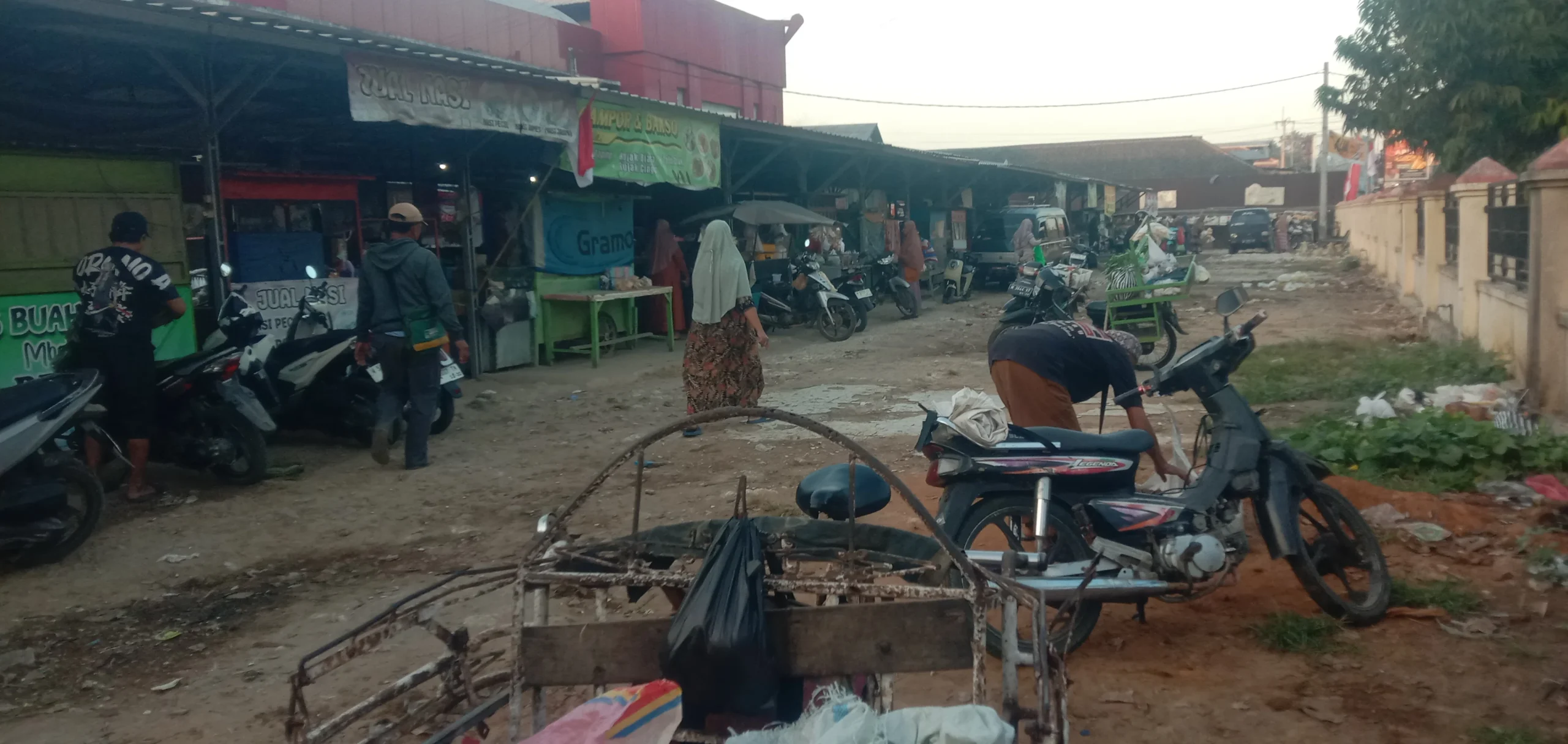 Pedagang Pasar Lenteng Sumenep melayani pembeli