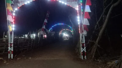 Aliansi Pemuda Julung menghias kampung dengan lampu hias dan gerbang merah putih di Sumenep