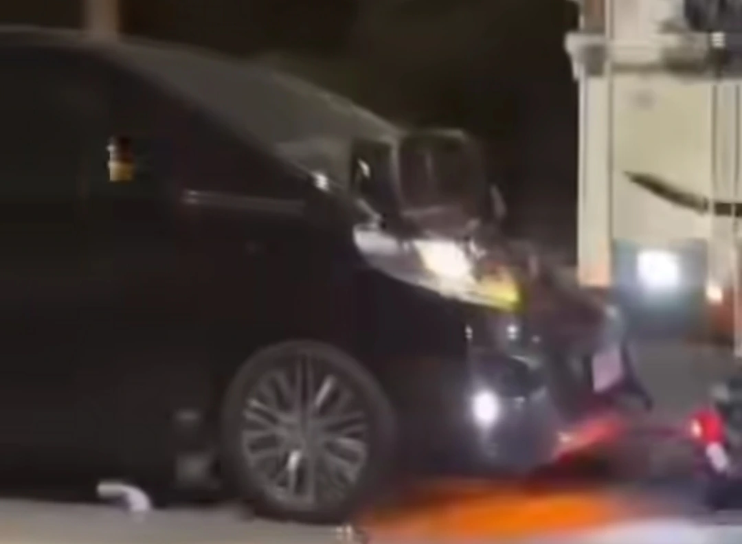 Alphard KH Anwar Zahid ditabrak truk trailer di Tinggang Bojonegoro