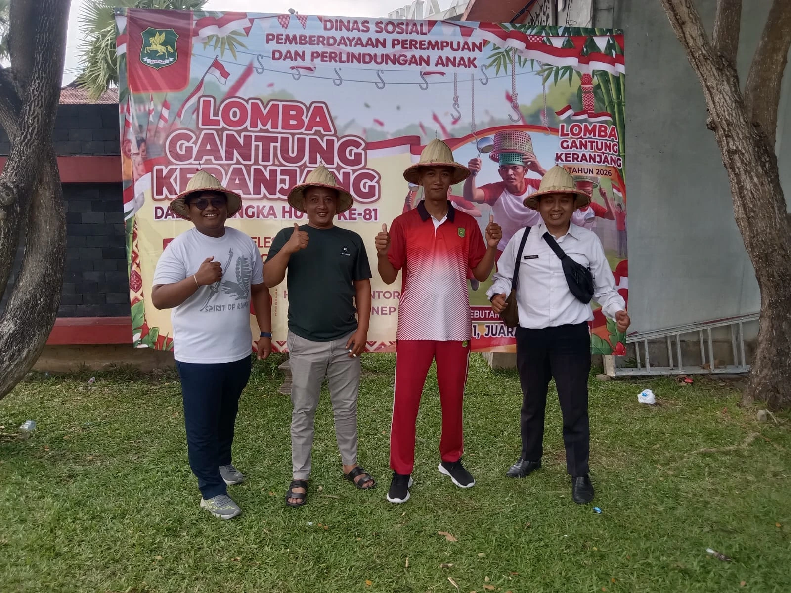 Andriyanto Bapenda Sumenep meraih juara pertama lomba gantung keranjang HUT RI ke-81.