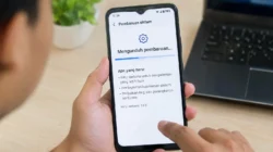 Ilustrasi proses update sistem operasi Android melalui menu pengaturan smartphone.