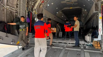 Pesawat Hercules TNI AU mengangkut bantuan logistik gempa NTT dari Halim Perdanakusuma