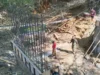 Babinsa Koramil Gapura Gotong Royong Bangun Jembatan Pabuluwan di Desa Banjar