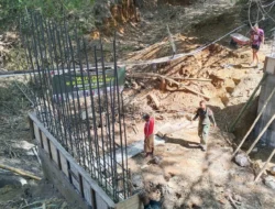 Babinsa Koramil Gapura Gotong Royong Bangun Jembatan Pabuluwan di Desa Banjar