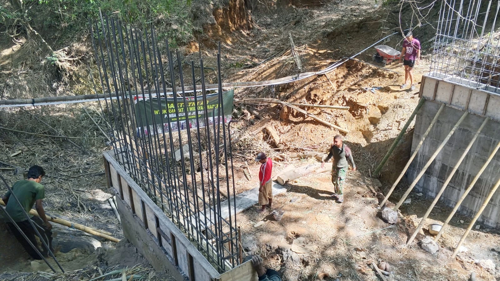 Babinsa Koramil Gapura gotong royong bangun Jembatan Pabuluwan Sumenep