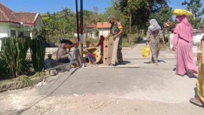 Babinsa dan warga memasang bekisting pembatas Jembatan Aramco di Desa Errabu Sumenep