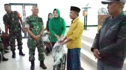 Bakti TNI AD Sumenep memberikan bantuan kursi roda dan kaki palsu kepada warga