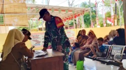 Sunatan massal program Bakti TNI AD untuk Rakyat Madura di Giligenting Sumenep