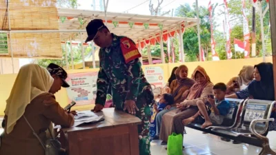 Sunatan massal program Bakti TNI AD untuk Rakyat Madura di Giligenting Sumenep