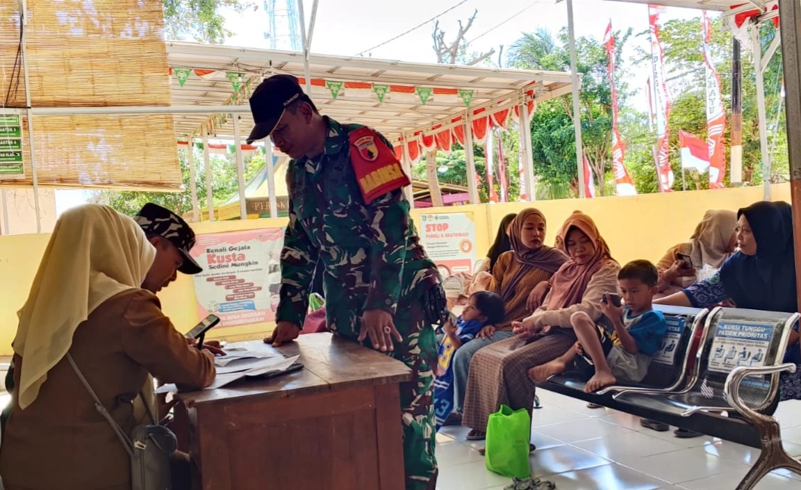 Sunatan massal program Bakti TNI AD untuk Rakyat Madura di Giligenting Sumenep