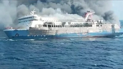 Tim SAR mengevakuasi korban kebakaran KMP Mutiara Sentosa 2 di perairan Sapudi Sumenep.