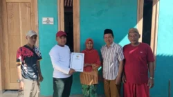 Baznas Sumenep menyerahkan rumah layak huni kepada warga Kecamatan Pragaan.