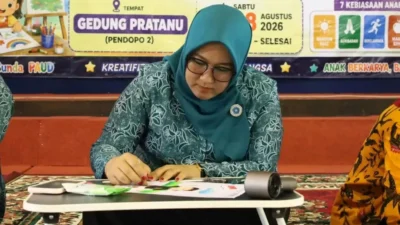 Bunda PAUD Bangkalan Lutfiyana Lukman Hakim menggambar bersama anak dalam lomba mewarnai