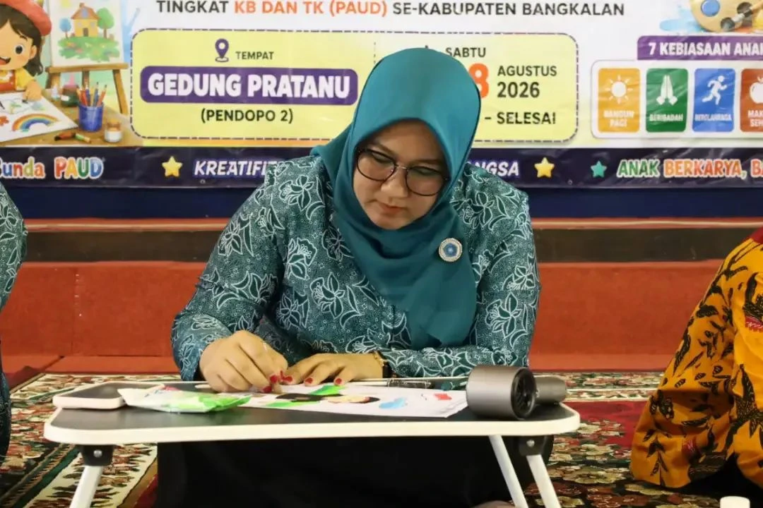Bunda PAUD Bangkalan Lutfiyana Lukman Hakim menggambar bersama anak dalam lomba mewarnai