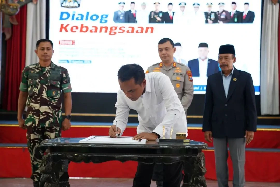 Bupati Bangkalan Lukman Hakim menghadiri Dialog Kebangsaan Polres Bangkalan tentang persatuan bangsa di ruang digital.